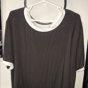grayish short sleeve shirt